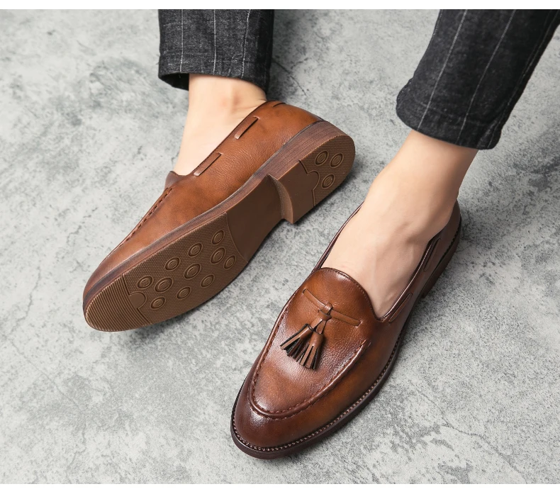 New High Quality Pointed Casual Leather Shoes Men's Wedding Shoes Bullock Fringe A Slip-On Beef Sole Stylist Fashion Shoes