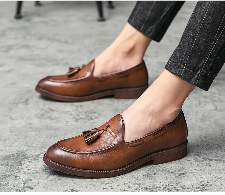 New High Quality Pointed Casual Leather Shoes Men's Wedding Shoes Bullock Fringe A Slip-On Beef Sole Stylist Fashion Shoes