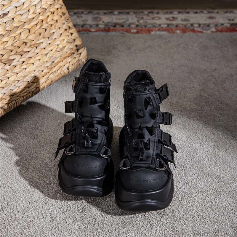 2025 New Women Punk Rivet Muffin Platform Sports Retro Rivets Heavy Metal Short Boots