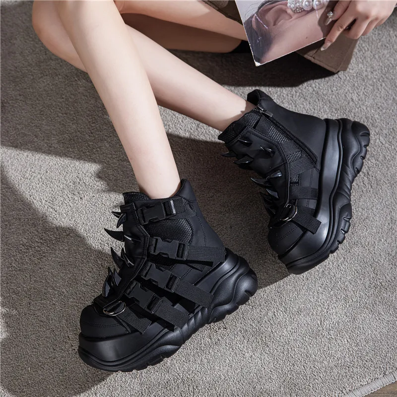 2025 New Women Punk Rivet Muffin Platform Sports Retro Rivets Heavy Metal Short Boots