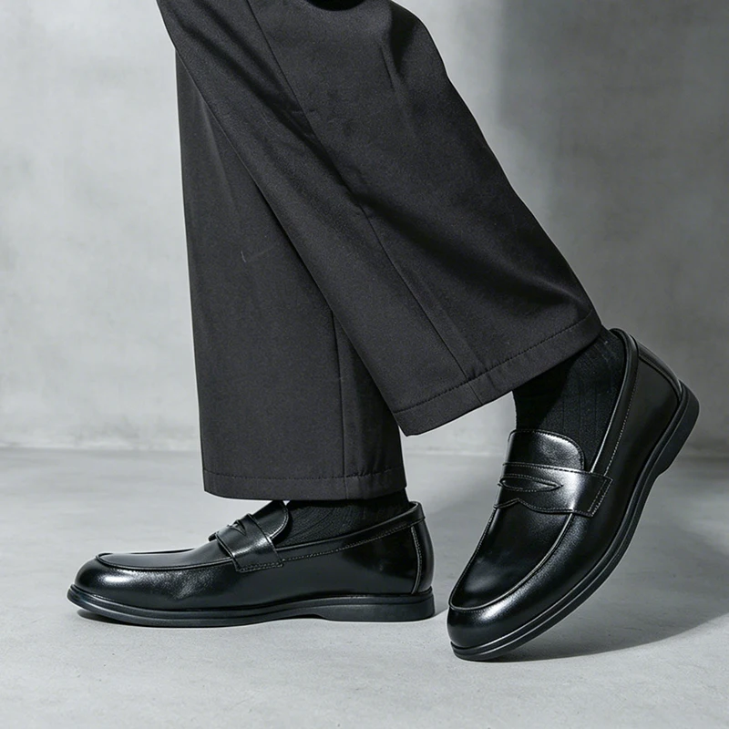 Classic Black and White Men's Comfortable Anti Slip Casual Loafers Fashionable Spring New Men's Breathable Casual Leather Shoes