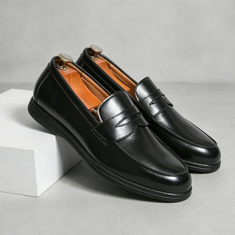 Classic Black and White Men's Comfortable Anti Slip Casual Loafers Fashionable Spring New Men's Breathable Casual Leather Shoes