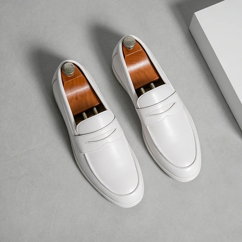 Classic Black and White Men's Comfortable Anti Slip Casual Loafers Fashionable Spring New Men's Breathable Casual Leather Shoes