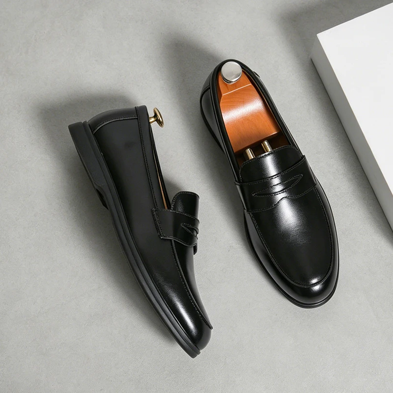 Classic Black and White Men's Comfortable Anti Slip Casual Loafers Fashionable Spring New Men's Breathable Casual Leather Shoes