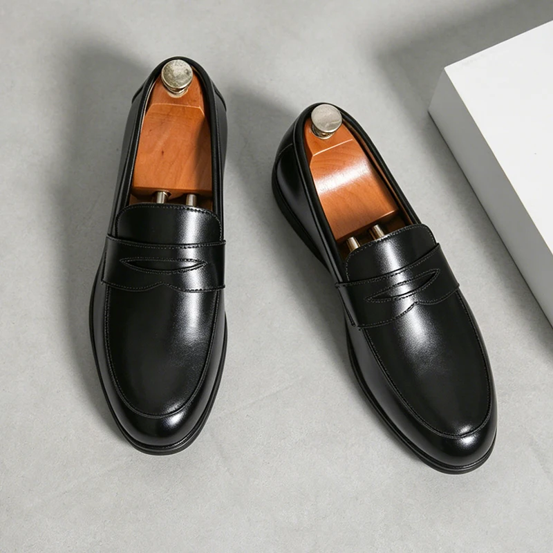 Classic Black and White Men's Comfortable Anti Slip Casual Loafers Fashionable Spring New Men's Breathable Casual Leather Shoes