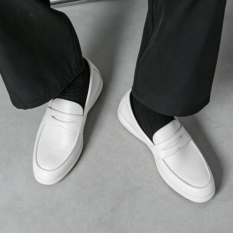 Classic Black and White Men's Comfortable Anti Slip Casual Loafers Fashionable Spring New Men's Breathable Casual Leather Shoes