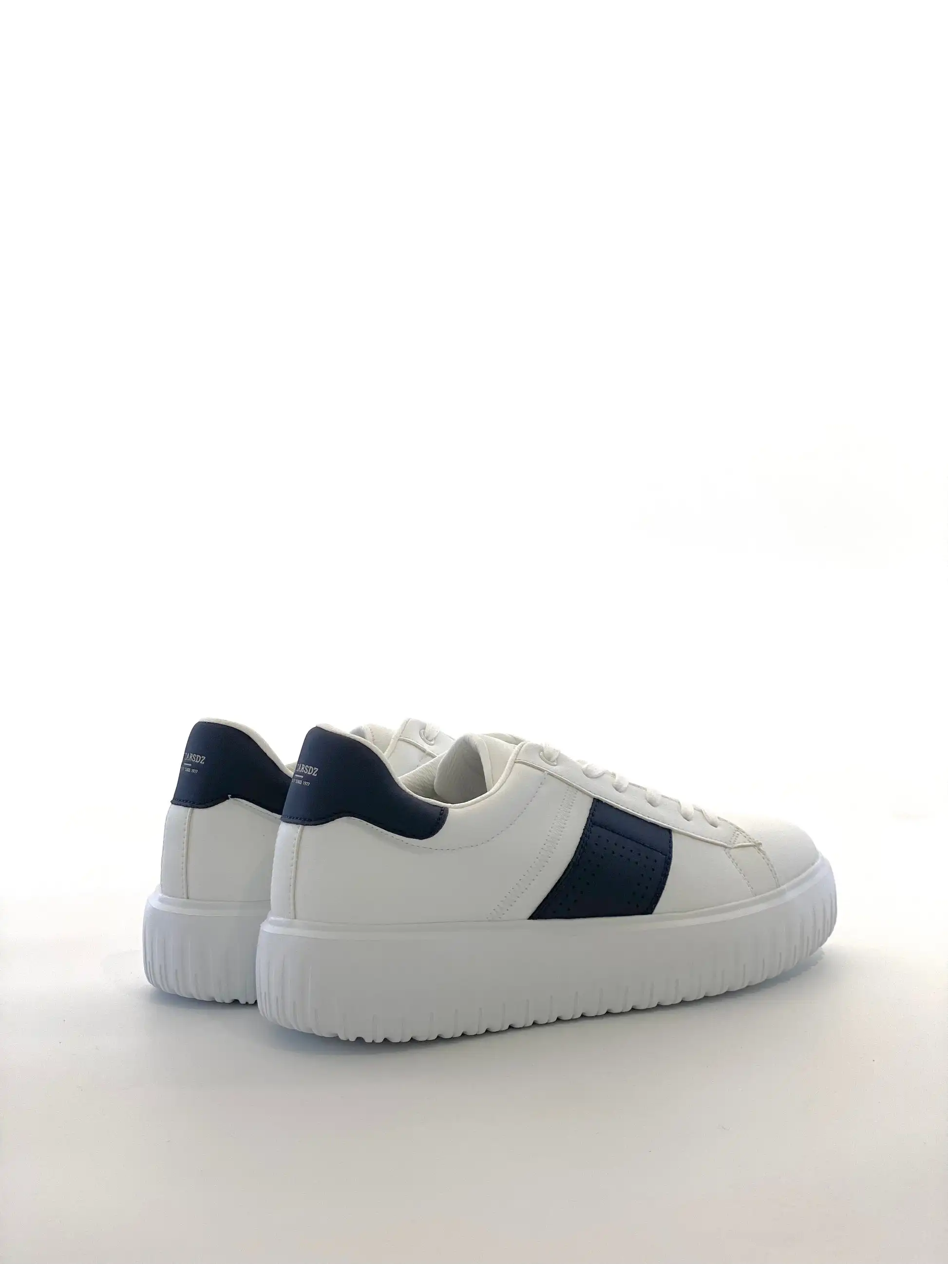 Men’s White Sneakers Lace-Up Casual Shoes Contrast Stripe Lightweight Comfortable Low Top Fashion Walking Shoes
