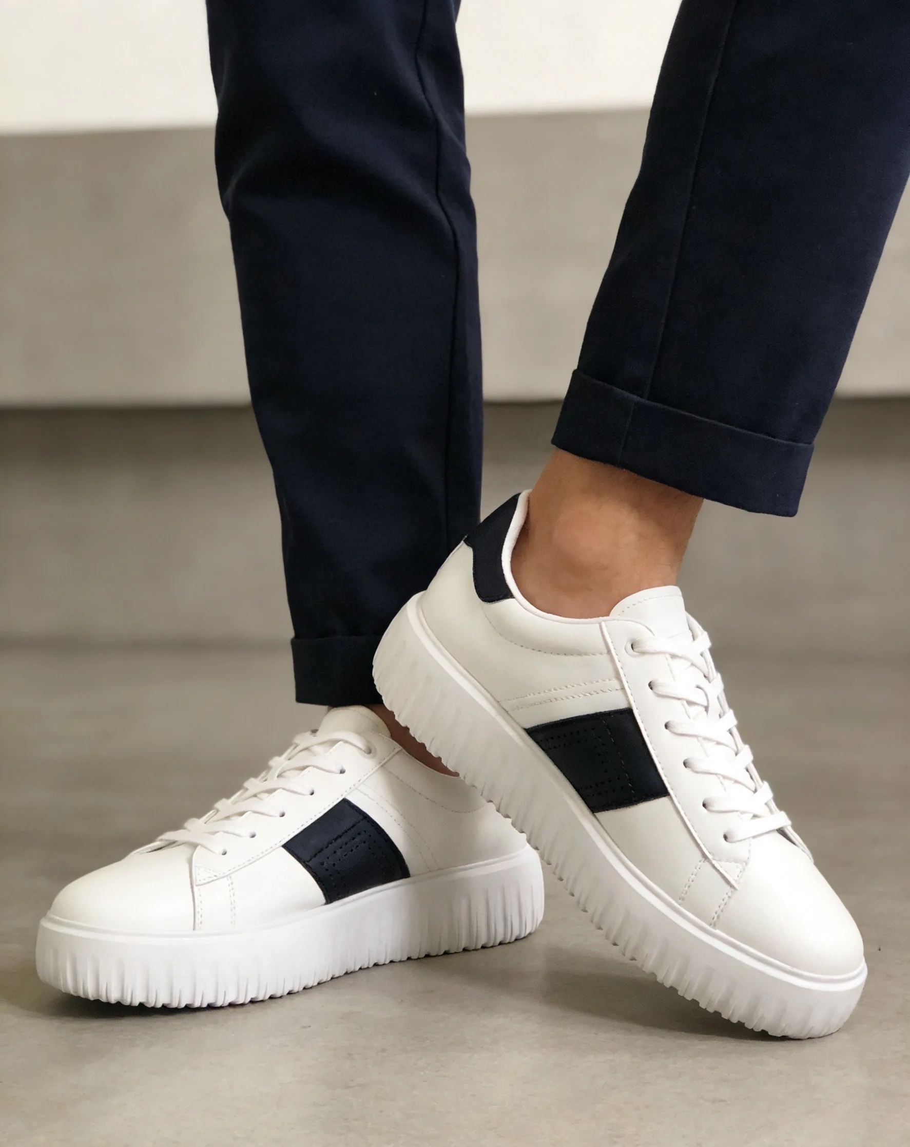 Men’s White Sneakers Lace-Up Casual Shoes Contrast Stripe Lightweight Comfortable Low Top Fashion Walking Shoes