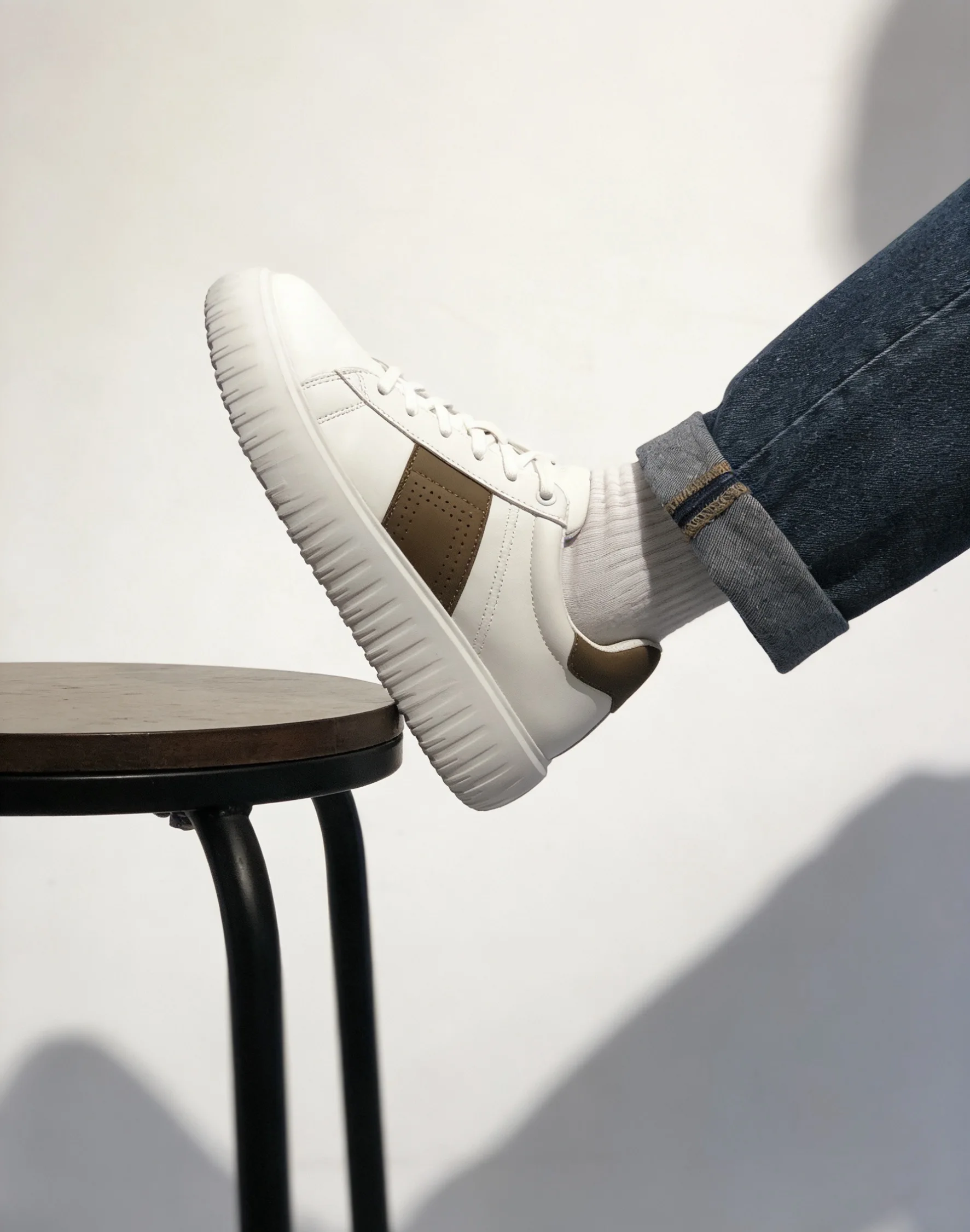 Men’s White Sneakers Lace-Up Casual Shoes Contrast Stripe Lightweight Comfortable Low Top Fashion Walking Shoes