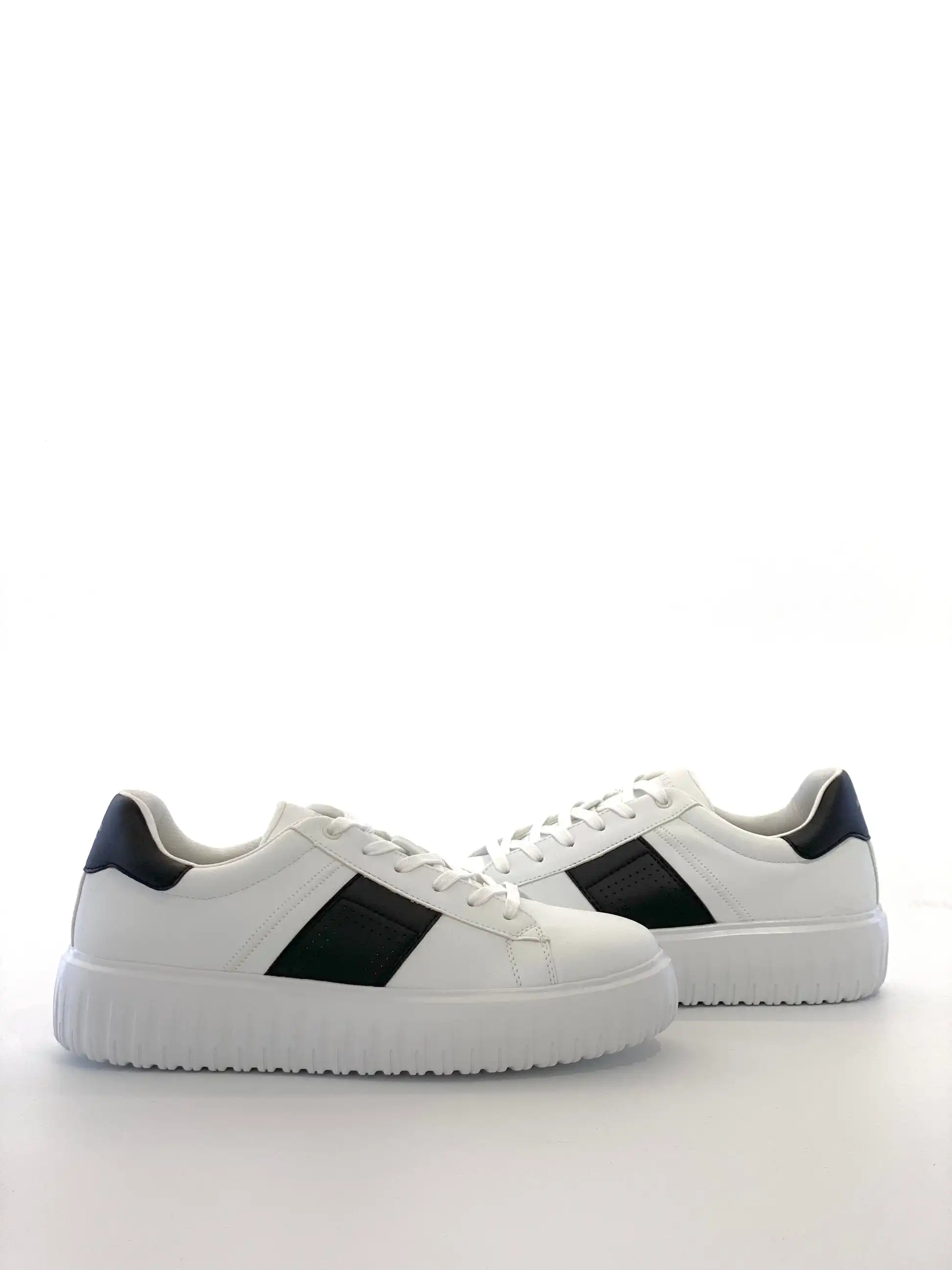 Men’s White Sneakers Lace-Up Casual Shoes Contrast Stripe Lightweight Comfortable Low Top Fashion Walking Shoes