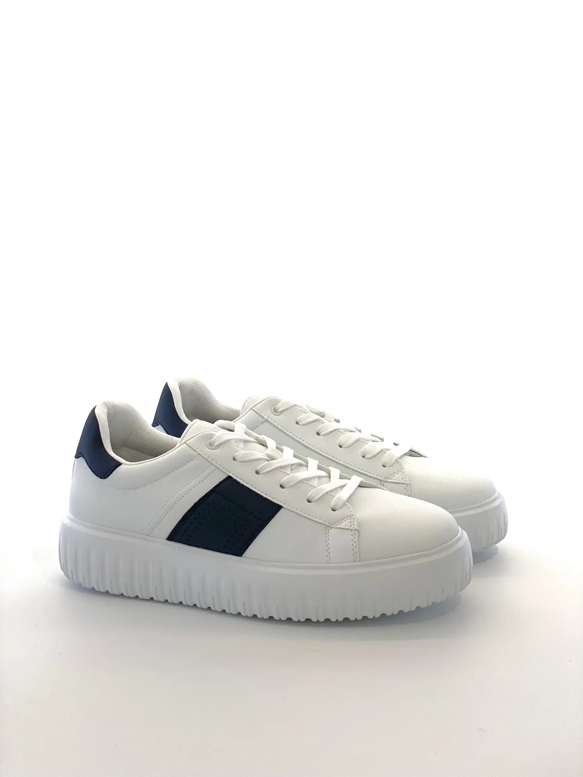 Men’s White Sneakers Lace-Up Casual Shoes Contrast Stripe Lightweight Comfortable Low Top Fashion Walking Shoes