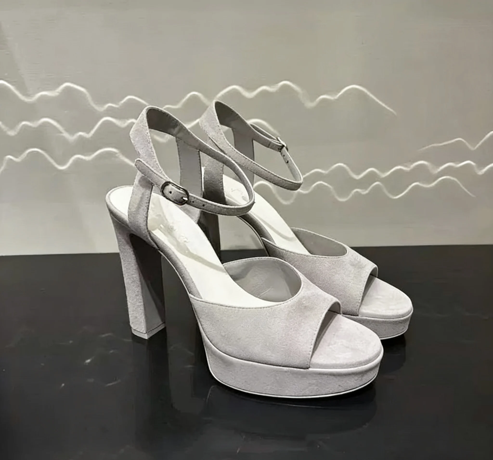 2026 Summer New Arrivals Chunky Heel Round Toe Sandals Platform Thick Sole Ankle Strap Fashion Show Dress Sandals For Women