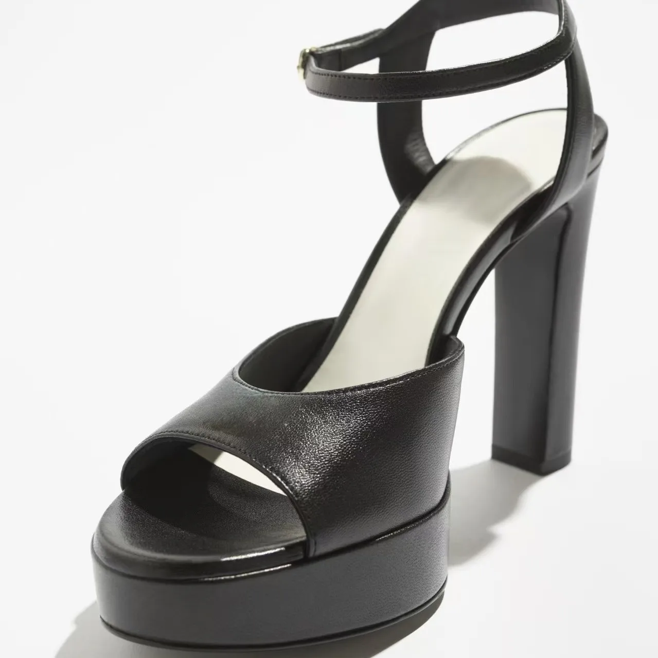 2026 Summer New Arrivals Chunky Heel Round Toe Sandals Platform Thick Sole Ankle Strap Fashion Show Dress Sandals For Women