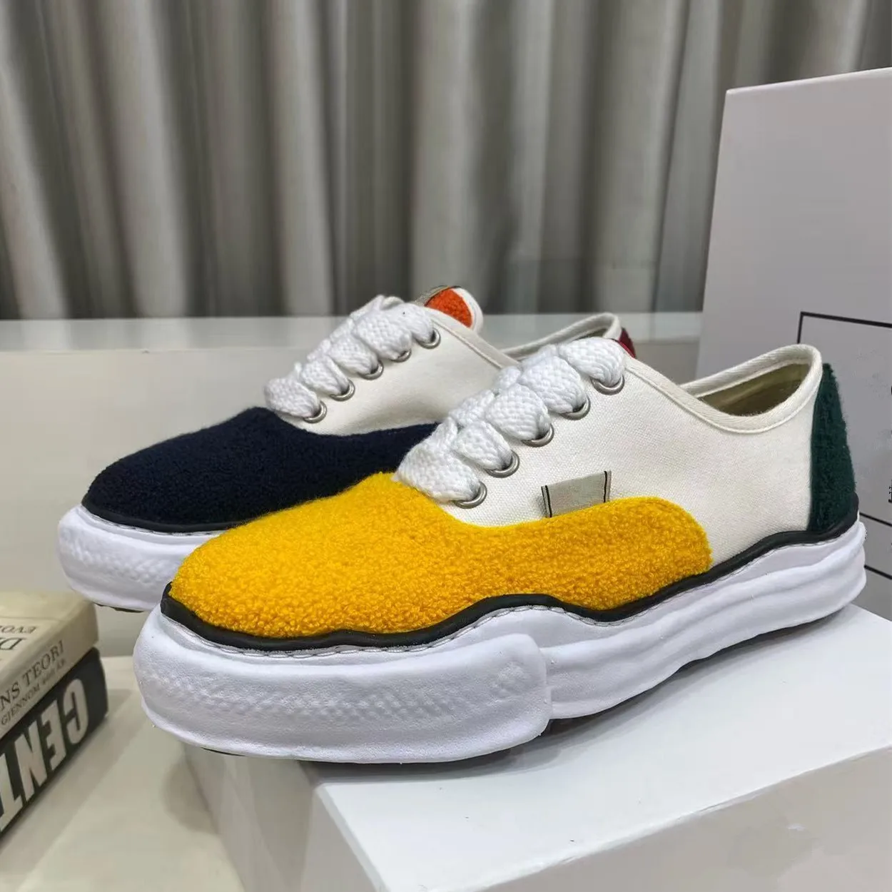 2026 summer rivet fashion casual trend lace up rhinestone low top board shoes sports shoes women's thick sole