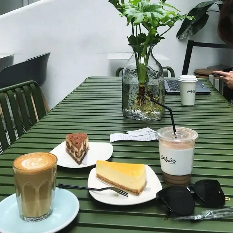 Modern Simple Courtyard Outdoor Tables and Chairs Milk Tea Shop Cafe Wrought Iron Color Outdoor Tables and Leisure Beach Chairs