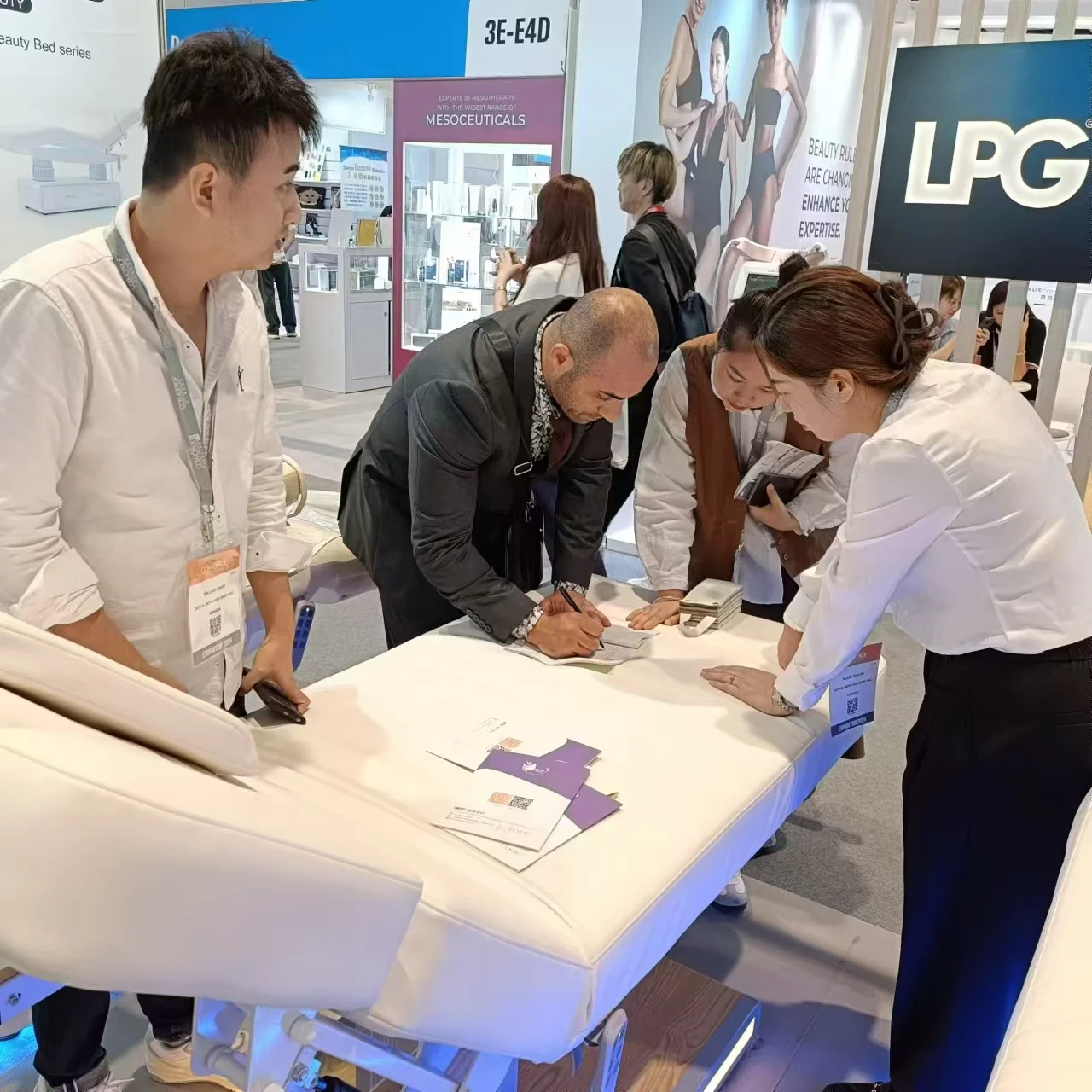 Electric Gynecology Exam Table With Metal Frame Synthetic Leather Upholstery And Stirrups For OB GYN Clinic Hospital Use