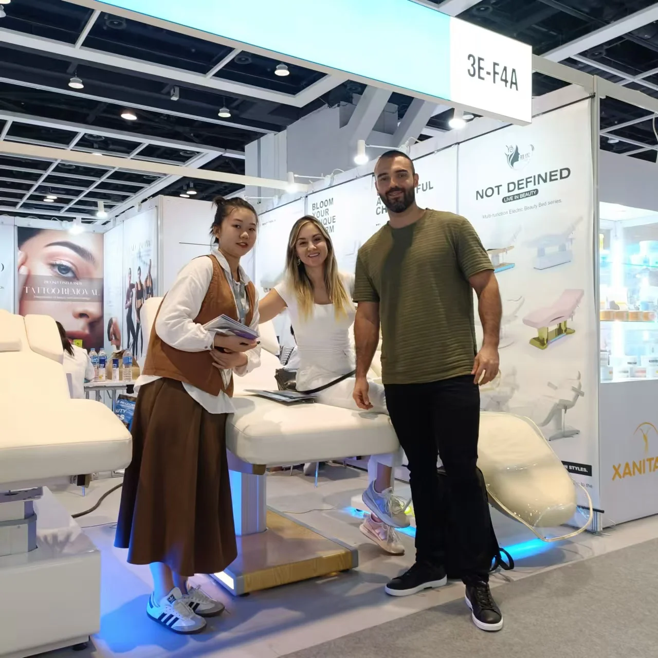 Electric Gynecology Exam Table With Metal Frame Synthetic Leather Upholstery And Stirrups For OB GYN Clinic Hospital Use