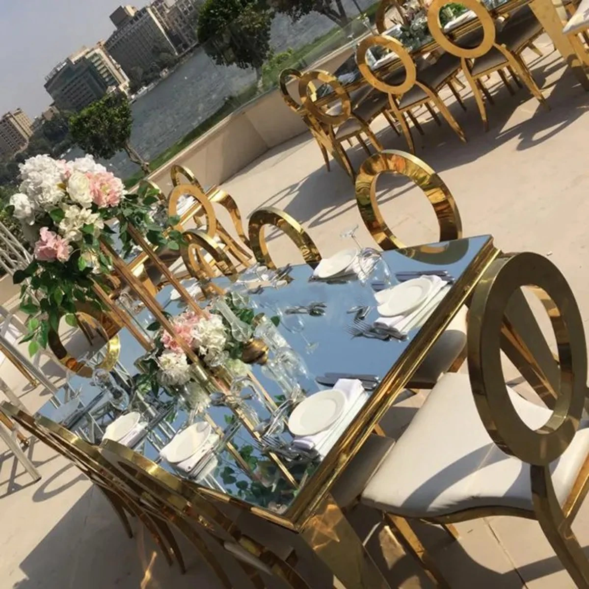 78pcs)factory gold metal chiavari chair hotel metal dining table set for wedding and event