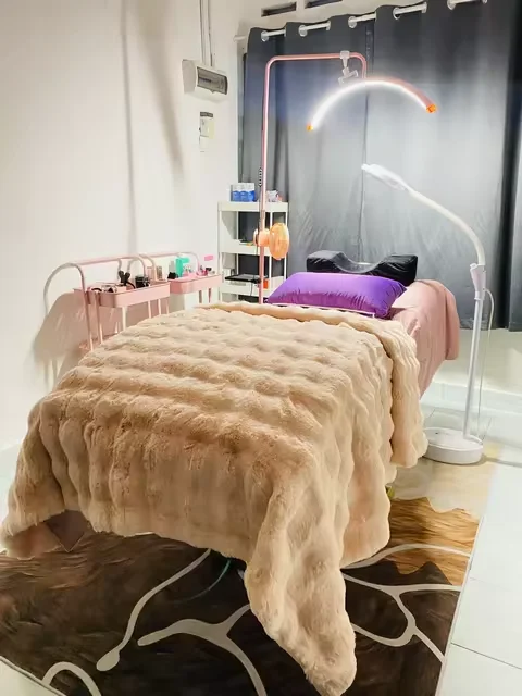 Luxury Tufted Lash Bed Curved Ergonomic Design Gold Metal X-Legs Facial Bed Massage Table Beauty Salon Spa Furniture Esthetician