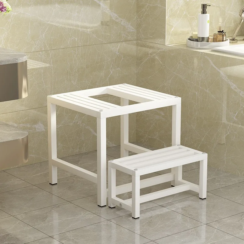 The toilet seat is changed to a squatting toilet squatting pit artifact. The toilet seat is changed to a squatting toilet
