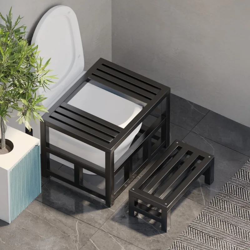 The toilet seat is changed to a squatting toilet squatting pit artifact. The toilet seat is changed to a squatting toilet