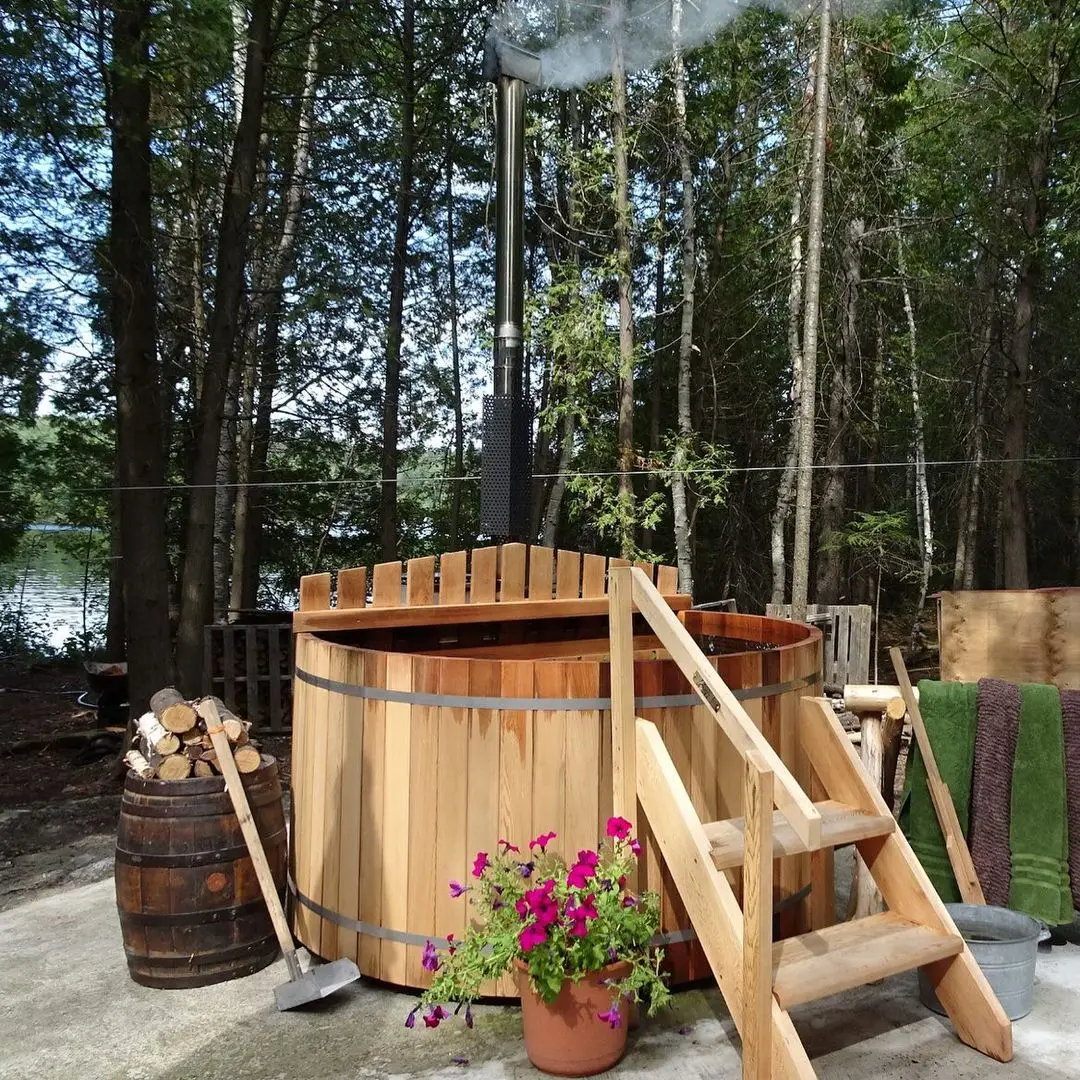 Large Solid Wood Outdoor Hot Tub, Round Bathtub, 6-Person Hot Tub Made of Fired Wood