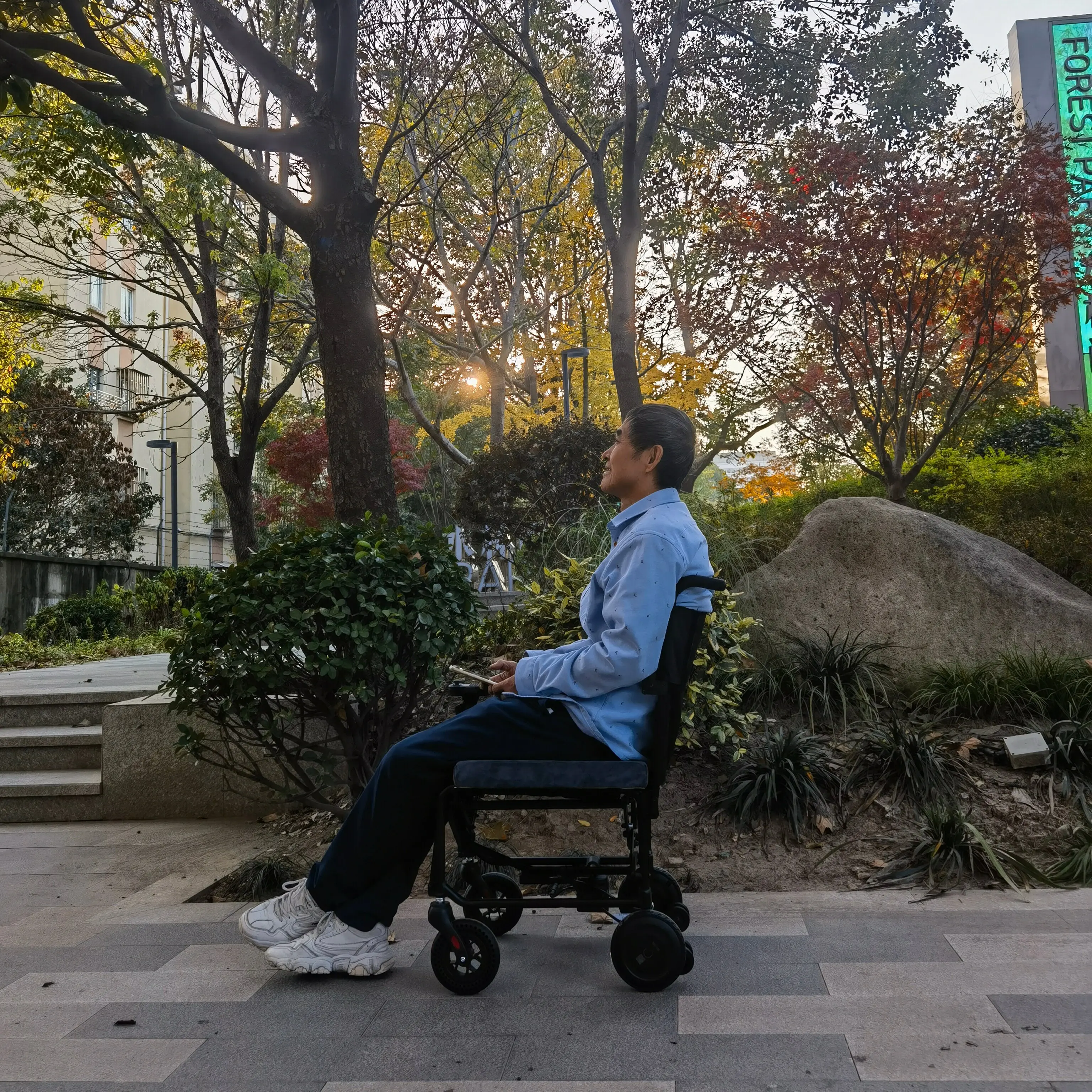 Lightweight Foldable Electric Travel Mobility chair Detachable Battery Portable Luggage Cart For Senior Travel