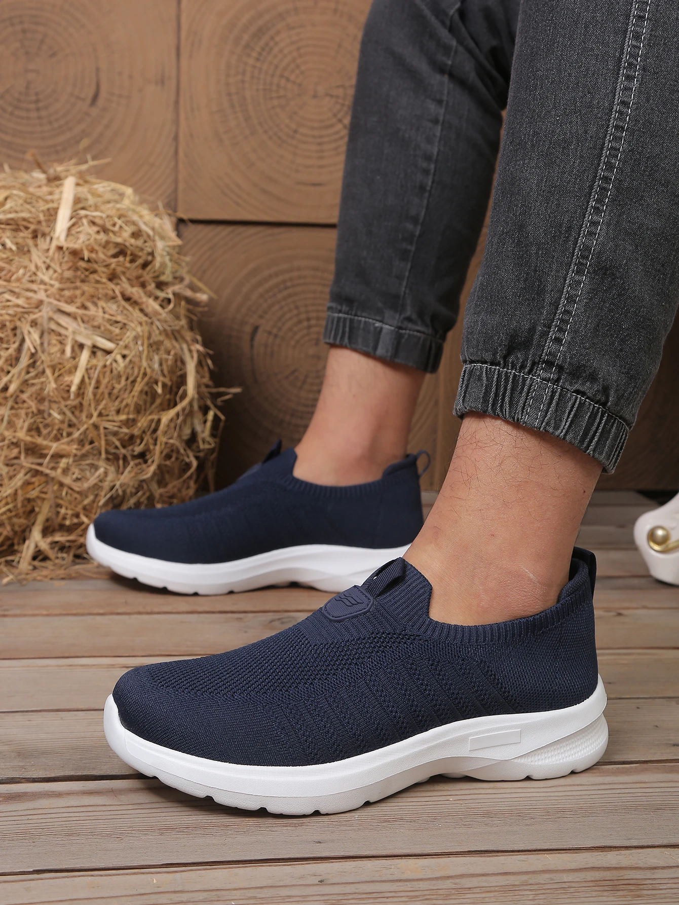 Men's Ultra-Light Casual Shoes Breathable Mesh Slip-On Walking Shoes Comfortable And Thin for Men Free Shipping