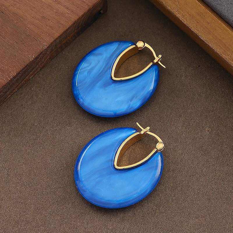 Fashionable and exquisite design, atmospheric resin earrings, simple, fresh and high-end holiday style earrings for women