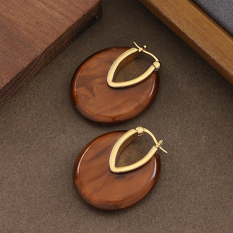 Fashionable and exquisite design, atmospheric resin earrings, simple, fresh and high-end holiday style earrings for women