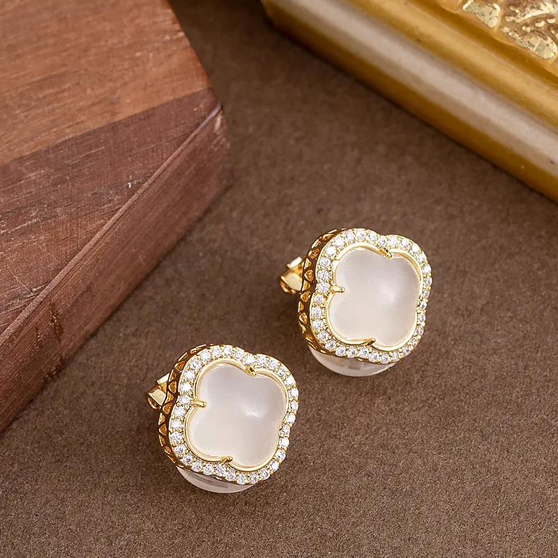 Elegant and sweet diamond-encrusted zircon imitation chalcedony four-leaf clover non-pierced ear clips high-end commuter earring