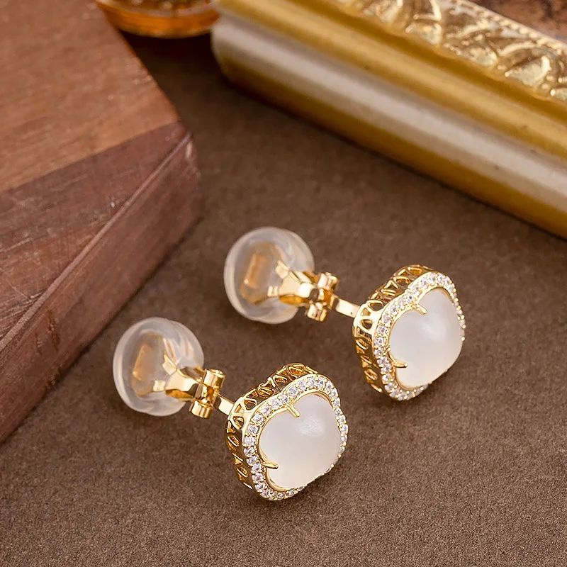 Elegant and sweet diamond-encrusted zircon imitation chalcedony four-leaf clover non-pierced ear clips high-end commuter earring