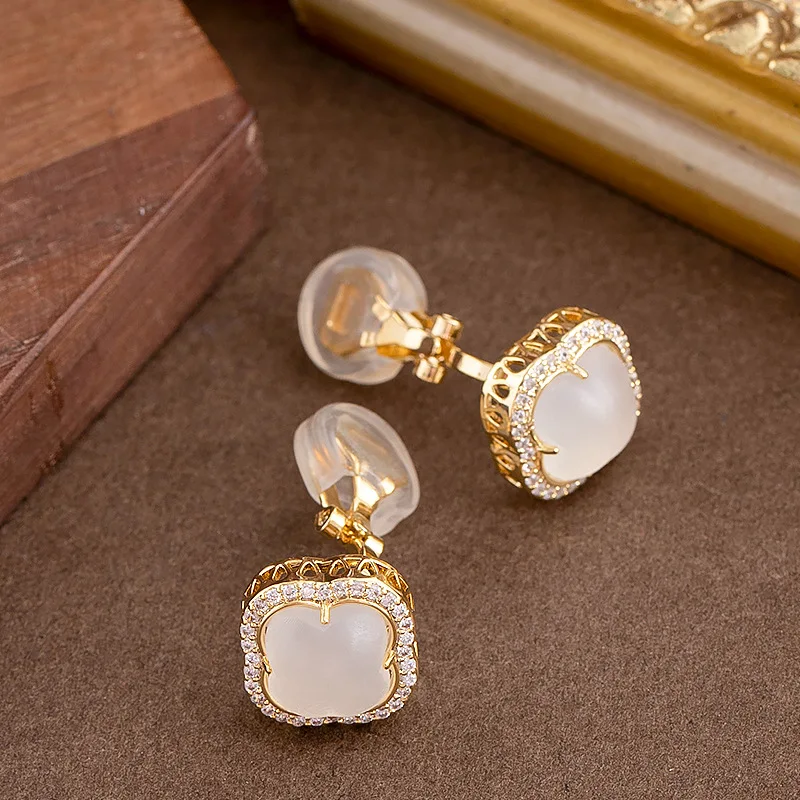 Elegant and sweet diamond-encrusted zircon imitation chalcedony four-leaf clover non-pierced ear clips high-end commuter earring