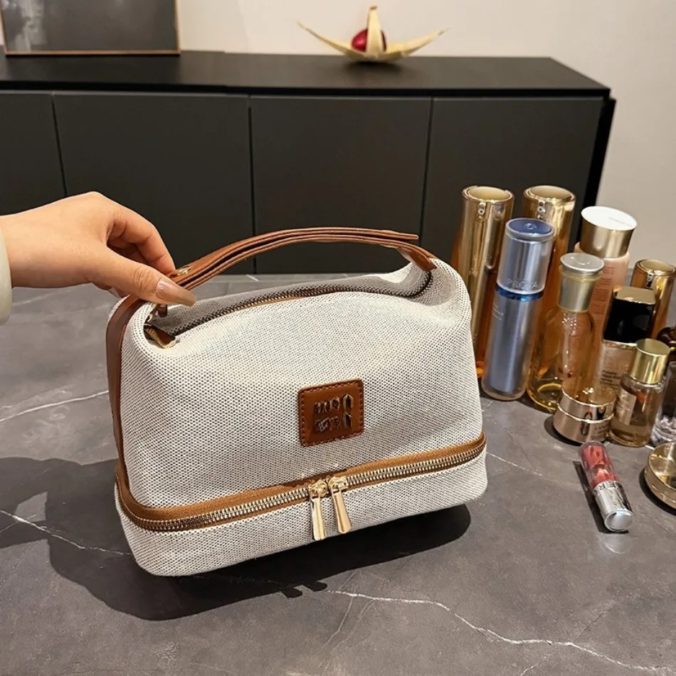 New in Metal Label Retro Luxury Canvas Handheld Makeup Bag with High Quality and Multi Functional Travel Storage Bag