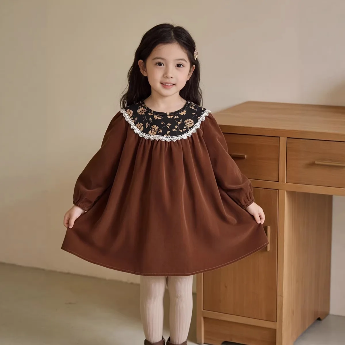 Girls' Hepburn-Style Dress, Spring and Autumn Vintage Velvet Dress for Little Girls, Children's Long-Sleeve Floral Dark-Colored Dress