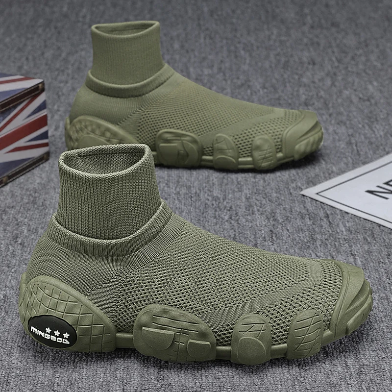 Men's Breathable Knit Running Shoes, a pair of men's outdoor casual sneakers for spring and summer, sizes 39–46