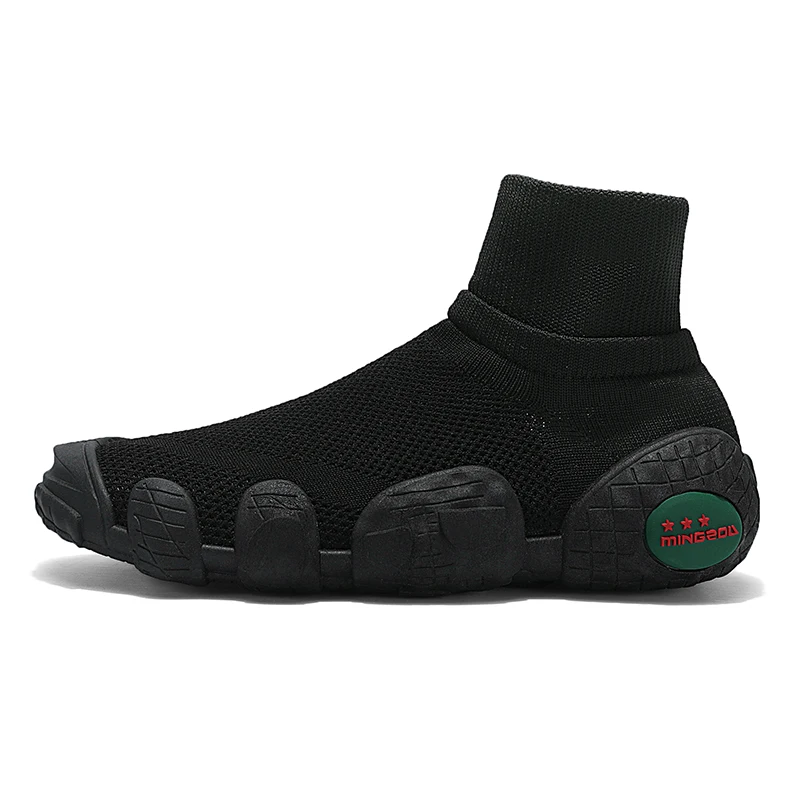 Men's Breathable Knit Running Shoes, a pair of men's outdoor casual sneakers for spring and summer, sizes 39–46