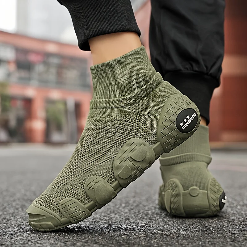 Men's Breathable Knit Running Shoes, a pair of men's outdoor casual sneakers for spring and summer, sizes 39–46