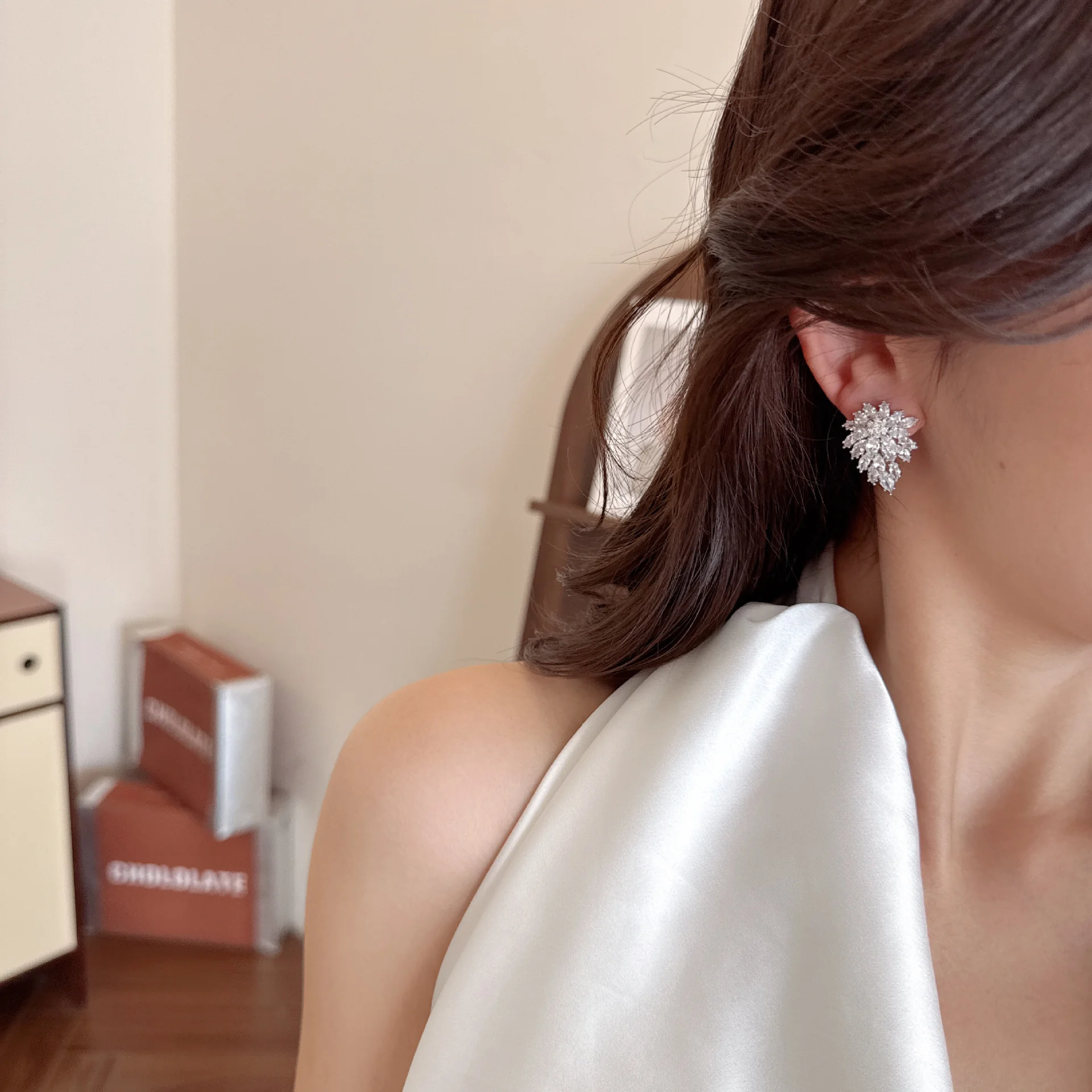 Spring and summer new high-grade delicate micro-inlaid zircon snowflake earrings female s925 silver needle niche design earrings