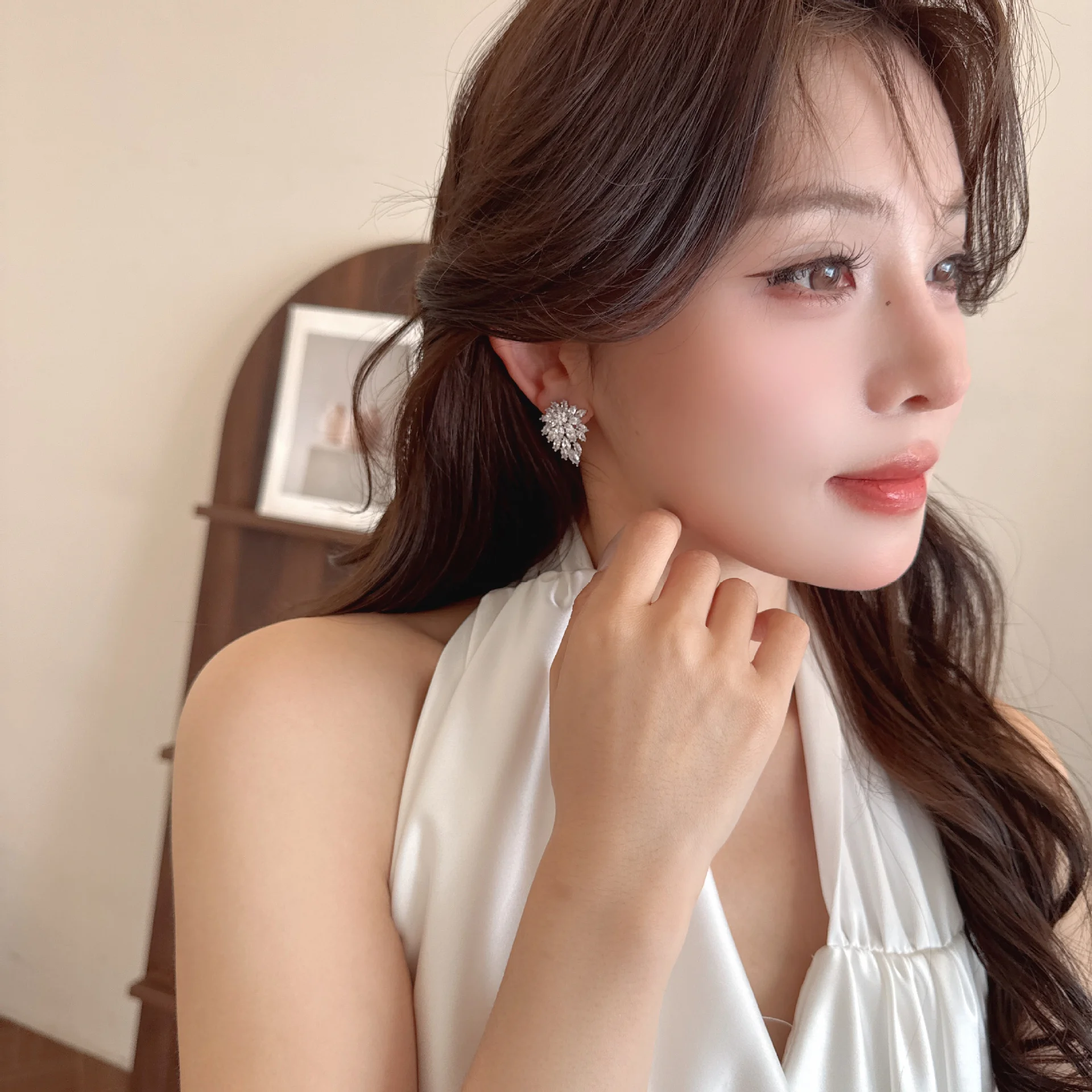 Spring and summer new high-grade delicate micro-inlaid zircon snowflake earrings female s925 silver needle niche design earrings