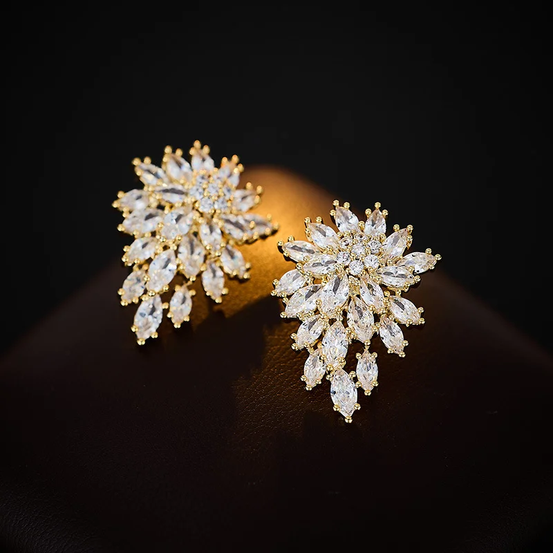 Spring and summer new high-grade delicate micro-inlaid zircon snowflake earrings female s925 silver needle niche design earrings