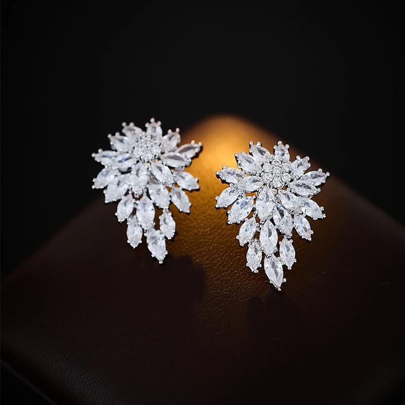 Spring and summer new high-grade delicate micro-inlaid zircon snowflake earrings female s925 silver needle niche design earrings