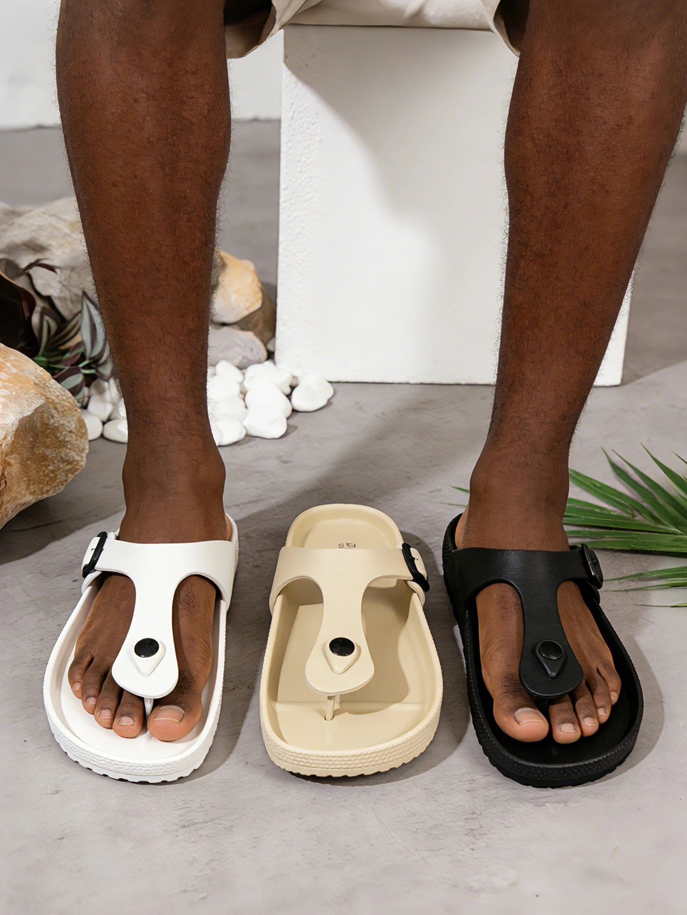 Men's New Summer Style Classic Simple Solid Color Couple's Casual Eva One-Piece Flat Slip-On Beach Flip-Flops with Hollow Breathable Design, Suitable for Outdoor and Home Use, Comfortable and Lightweight