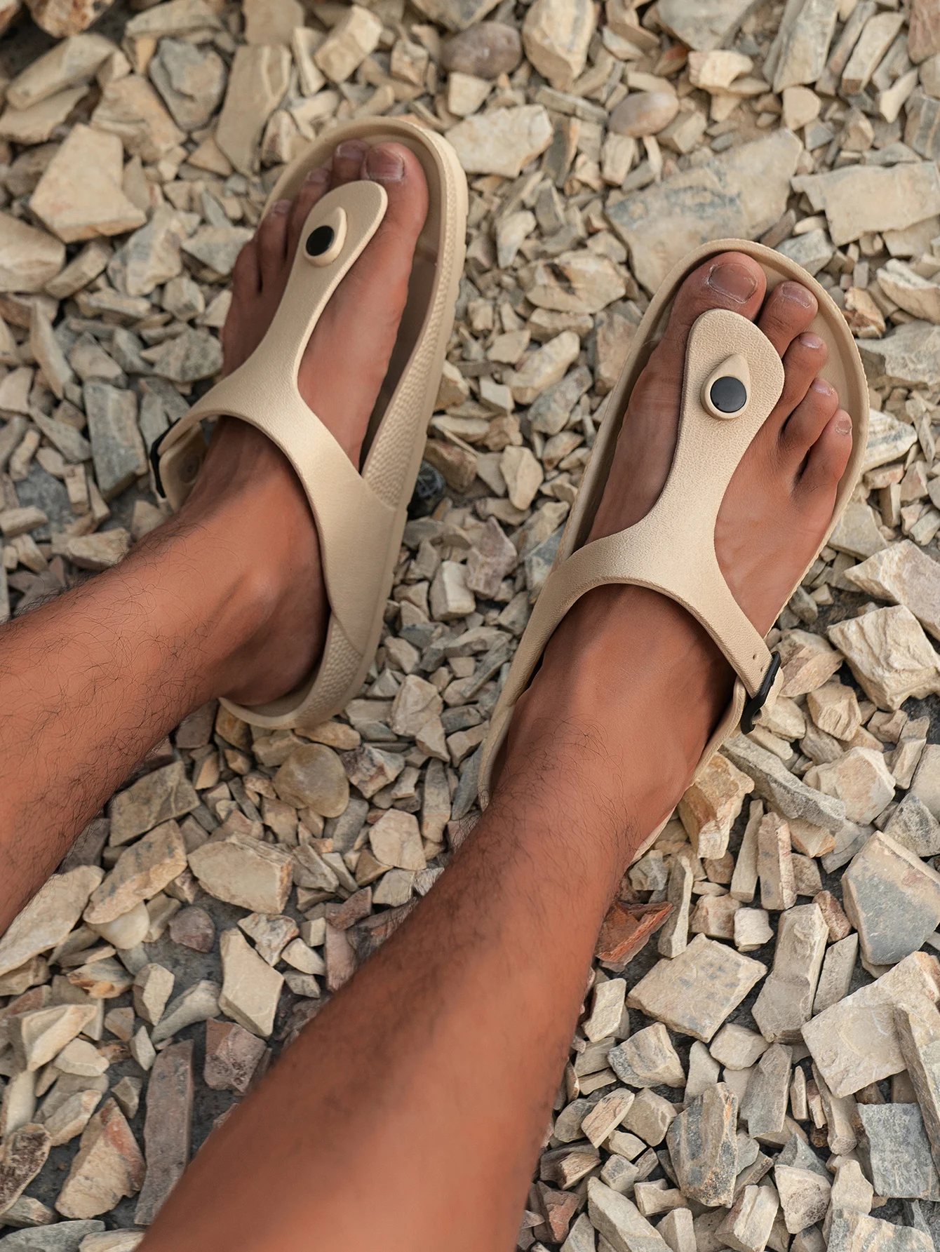 Men's New Summer Style Classic Simple Solid Color Couple's Casual Eva One-Piece Flat Slip-On Beach Flip-Flops with Hollow Breathable Design, Suitable for Outdoor and Home Use, Comfortable and Lightweight
