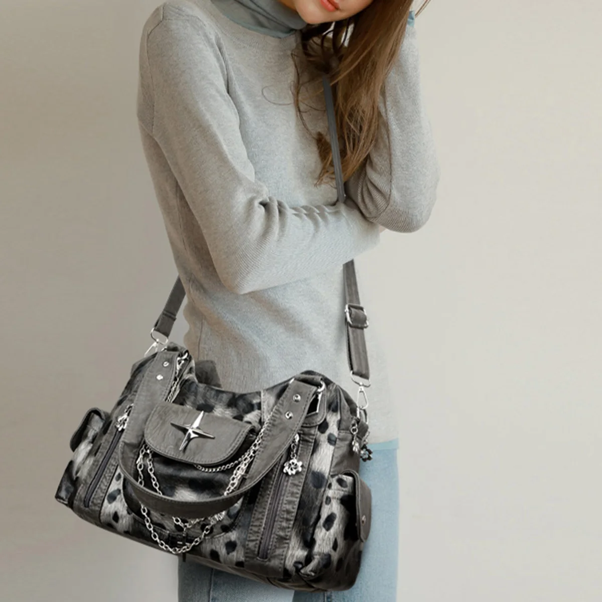 Retro Punk Women Crossbody Bag Metal Chain Multi Pocket Large Capacity PU Adjustable Strap Shoulder Bag for Commute Shopping