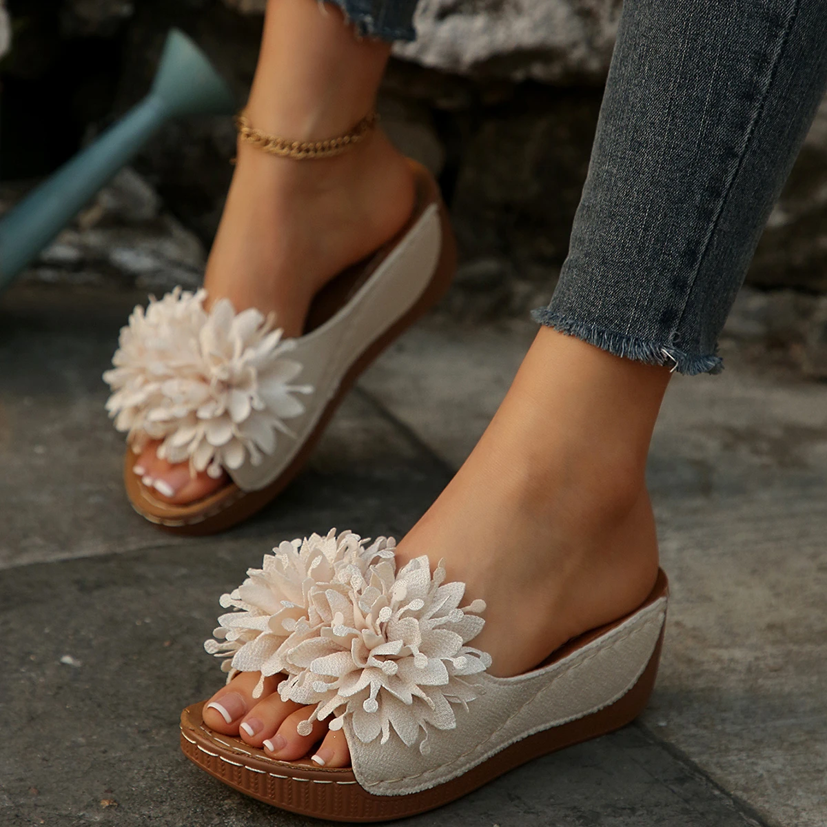 New Summer Women's Flower Decoration Wedge Sandals Open Toe Slip-On Comfortable Breathable Casual Outdoor Shoes Non-Slip Sole