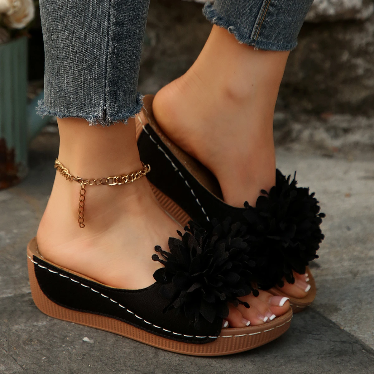 New Summer Women's Flower Decoration Wedge Sandals Open Toe Slip-On Comfortable Breathable Casual Outdoor Shoes Non-Slip Sole