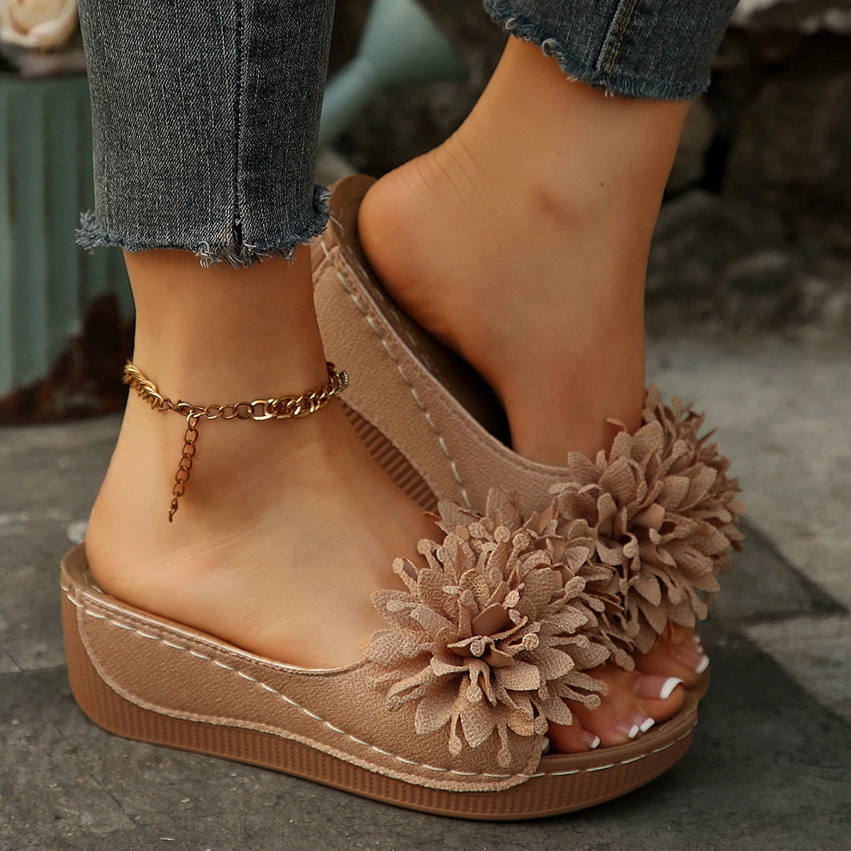 New Summer Women's Flower Decoration Wedge Sandals Open Toe Slip-On Comfortable Breathable Casual Outdoor Shoes Non-Slip Sole