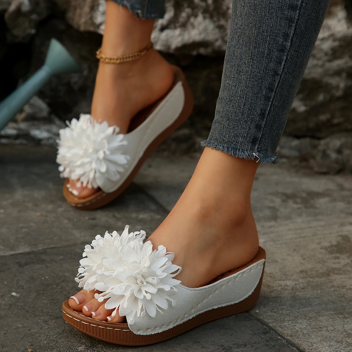 New Summer Women's Flower Decoration Wedge Sandals Open Toe Slip-On Comfortable Breathable Casual Outdoor Shoes Non-Slip Sole