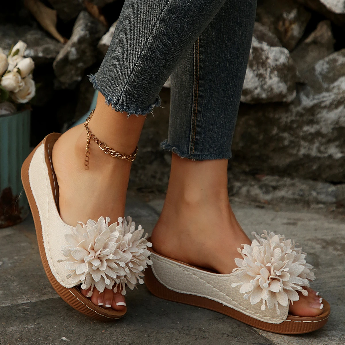 New Summer Women's Flower Decoration Wedge Sandals Open Toe Slip-On Comfortable Breathable Casual Outdoor Shoes Non-Slip Sole